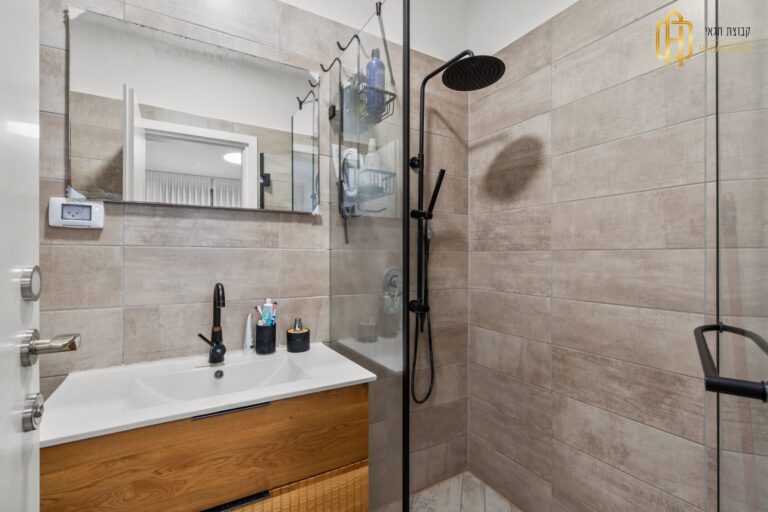 1fc21a96-0050-4062-83b2-59c8c2f94958