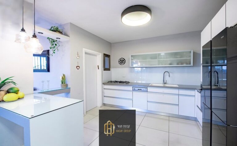 d67e4e33-6f28-4dfe-9657-ff53313b8c5b