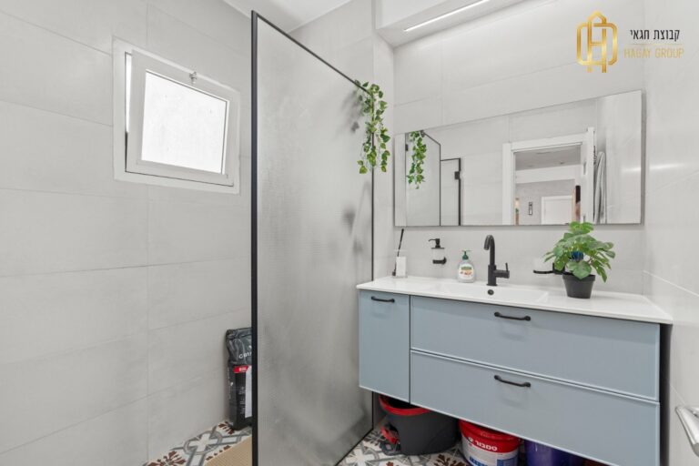 f2f28075-2932-4aad-bf6b-1c22f0a6cd63